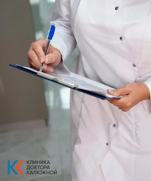 Врач держит документ и делает запись